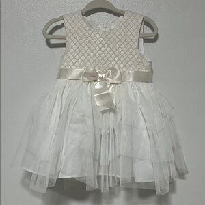 Elegant White Sleeveless Dress with Bow